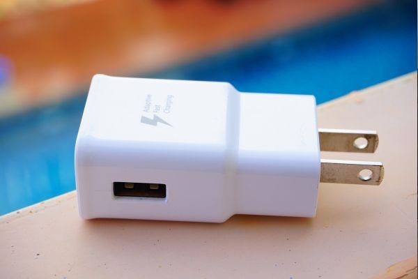 Chargeur smartphone rapide à Châteauneuf de Grasse