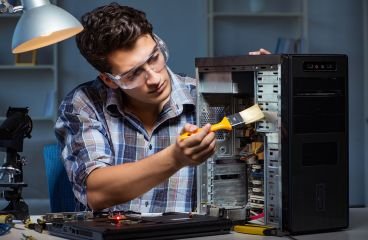 Technicien réparant un ordinateur de bureau à Châteauneuf-Grasse