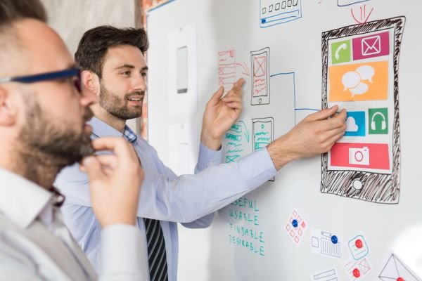 Interface intuitive sur ordinateur et mobile illustrant la navigation fluide d’un site web moderne