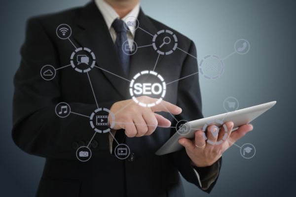 Consultant SEO travaillant sur l’optimisation d’un site internet