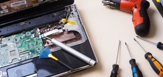 Support informatique à Châteauneuf – Outils et carte mère en cours d’intervention