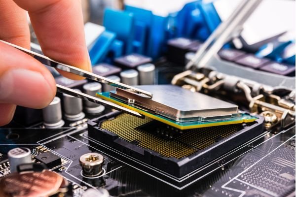 Remplacement de composants informatiques à Châteauneuf